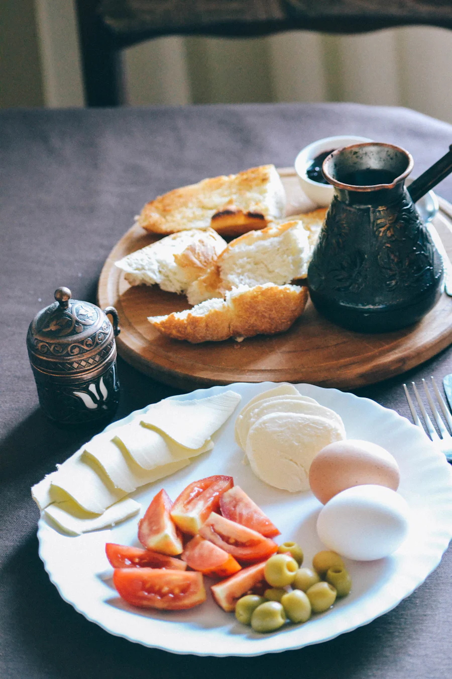 Cezvede Türk kahvesi, taze ekmek ve peynir