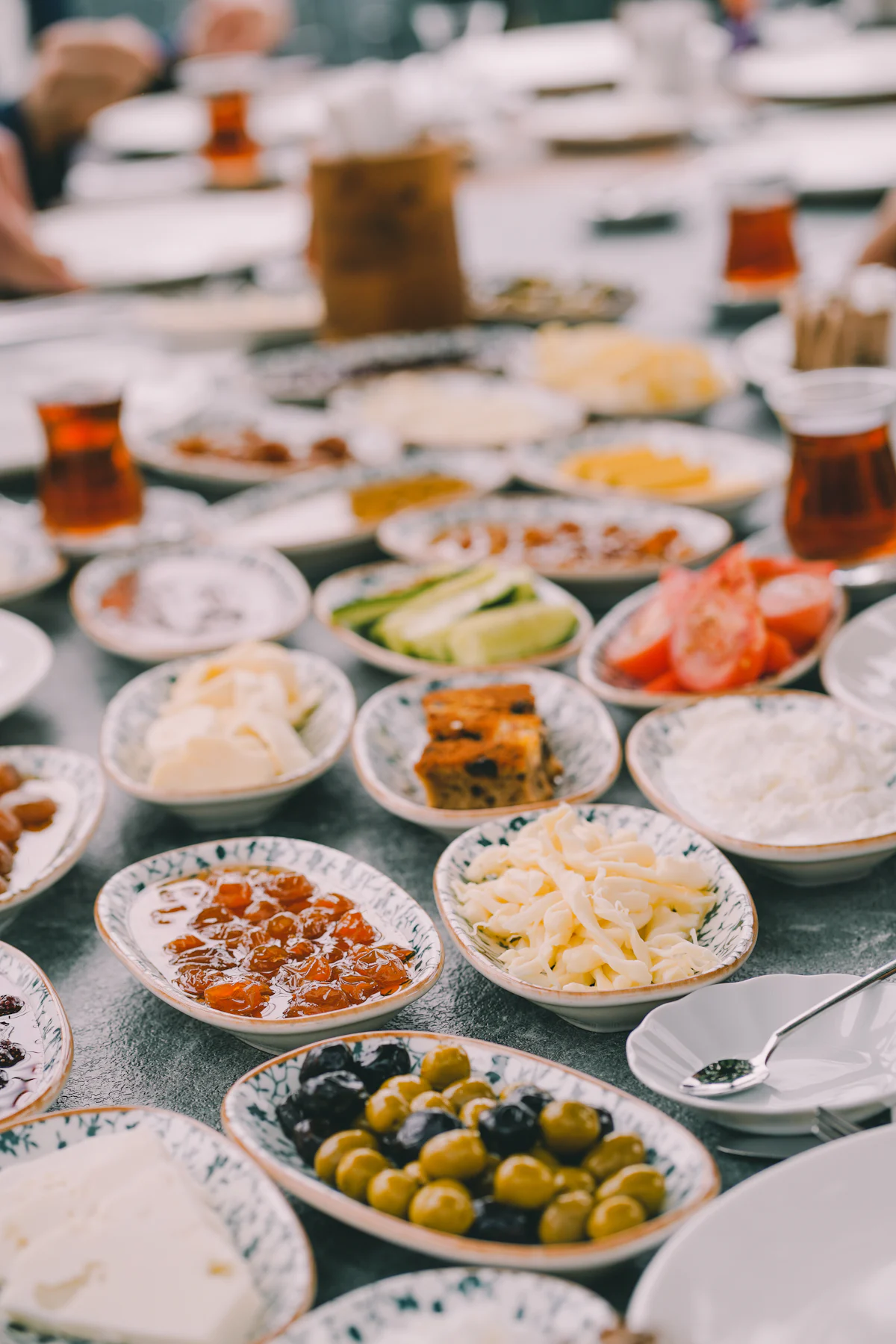 Zeytin, peynir, domates, reçel ve ince belli bardakta çayla serpme kahvaltı