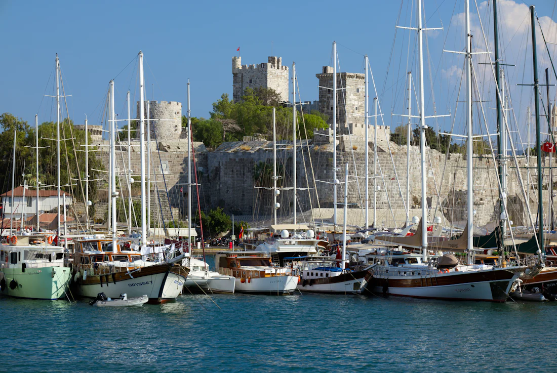 Limanda demirli guletler ve arkada Bodrum Kalesi