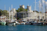 Bodrum Kalesi ve önünde sıralanmış yelkenli tekneler