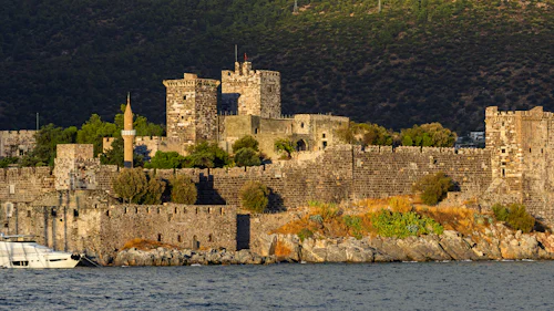 Bodrum Kalesi'nin taş surları ve kuleleri